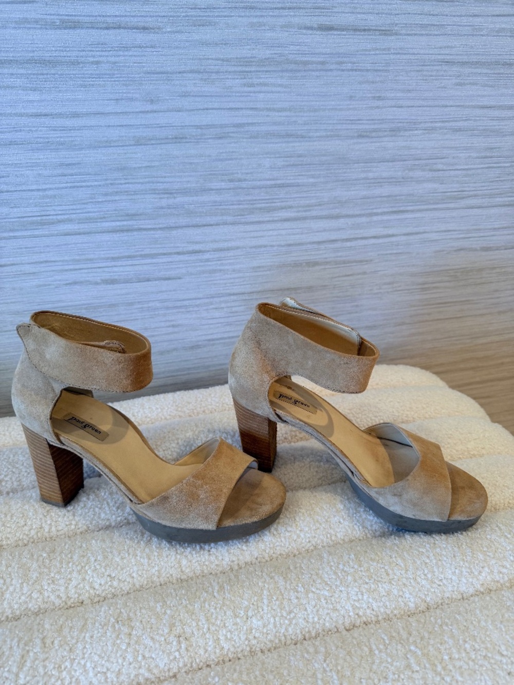 Paul Green tan suede pumps